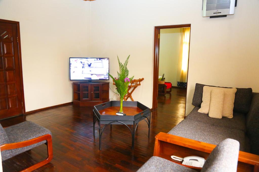 Coconut Grove Hotel - Image 2